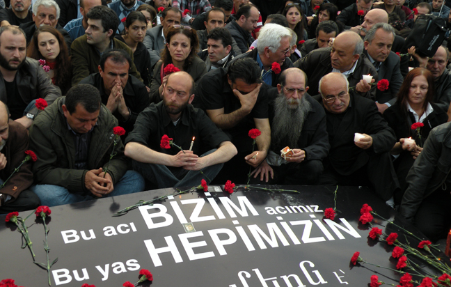 Des Arméniens se recueillent sur la place Taksim © Sarah Lefèvre