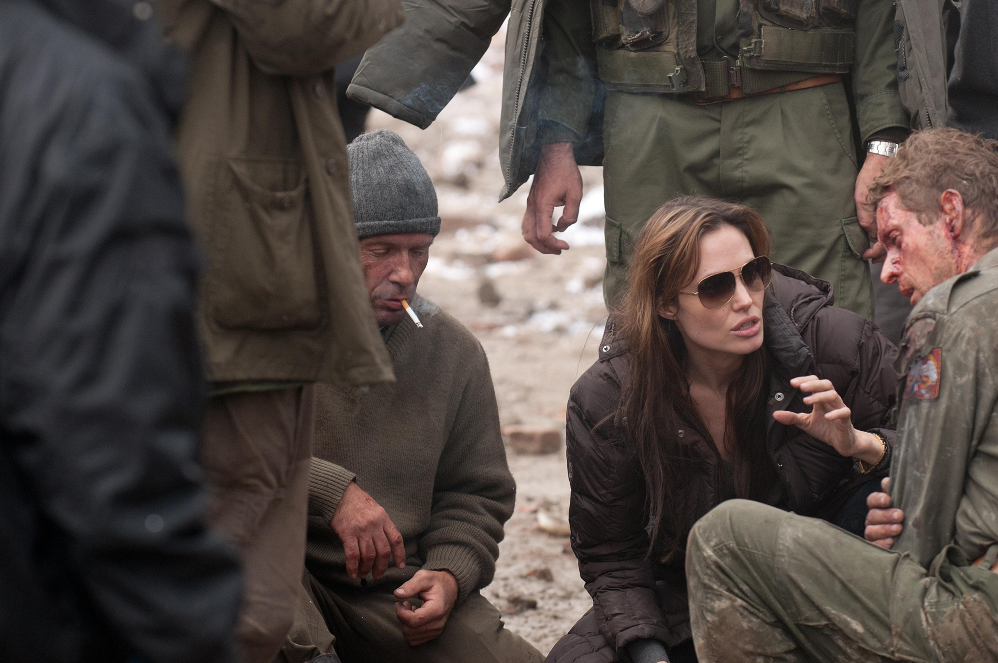 Angelina Jolie et ses comédiens dans Au pays du sang et du miel.