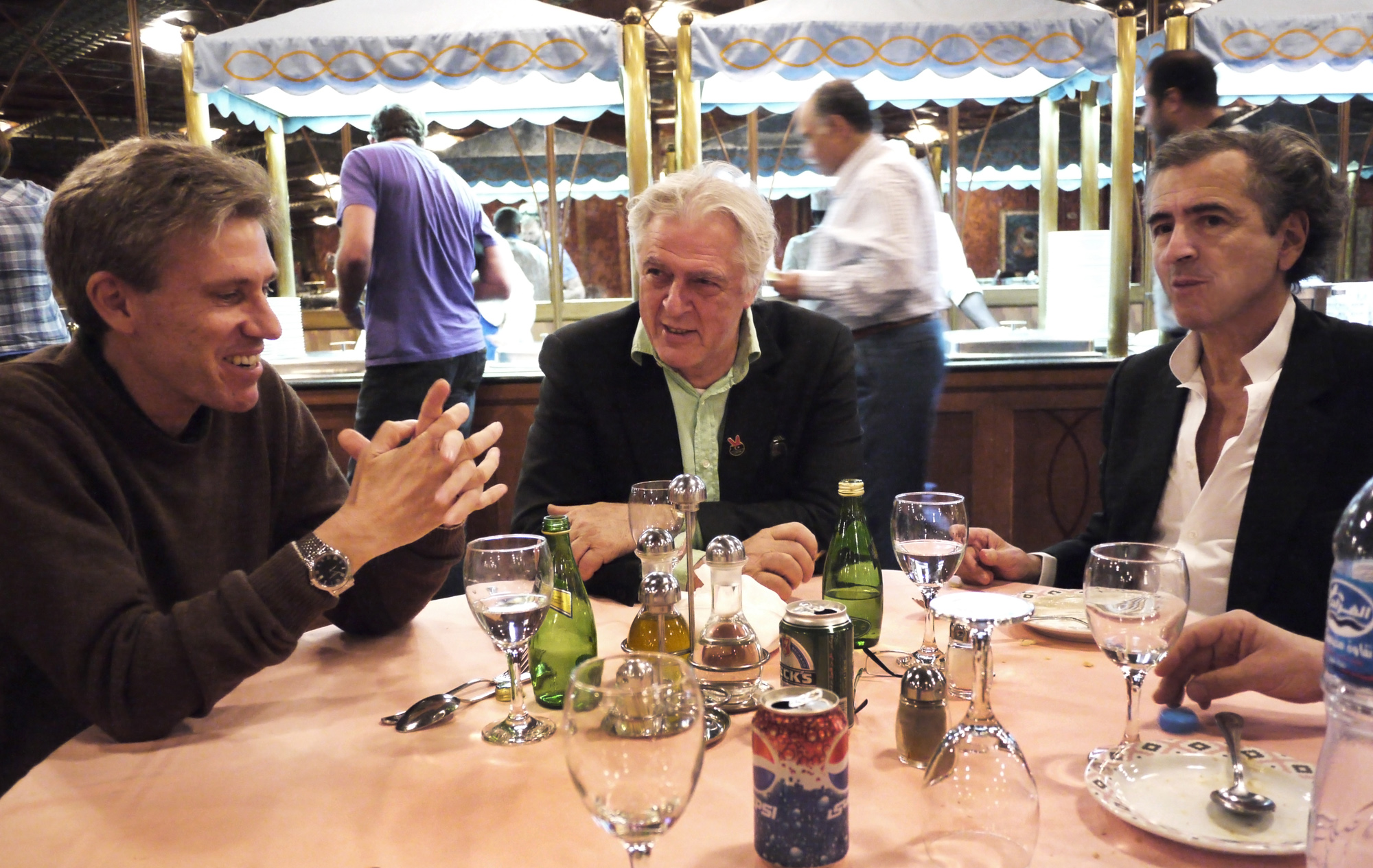 Christopher Stevens, Gilles Hertzog et Bernard-Henri Lévy en Libye.
