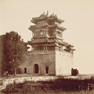 Le belvédère du dieu de la littérature, quelques jours avant son incendie et sa destruction par les “Civilisés” français et britanniques contre les “Barbares” chinois.
