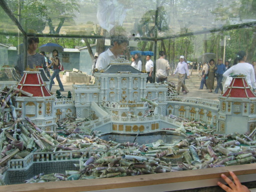 Aujourd’hui sur les lieux des ruines et du jardin restauré, une maquette perpétue le souvenir du sac du Palais d’Eté.