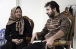 Sakineh et son fils Sajjad, à Oskou dans leur domicile lors de "reconstitutions" du meurtre du mari de Sakineh par la chaine iranienne Presse TV. (c) AFP