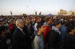 La Règle du Jeu - Bernard-Henri Lévy en Libye. Sur la corniche de Benghazi, devant l'ex-Palais de justice, la population se rassemble tous les soirs à l'heure de la prière, pour manifester son soutien à la Révolution et écouter les nouvelles du front. Au centre, Gilles Hertzog et Bernard-Henri Lévy.
