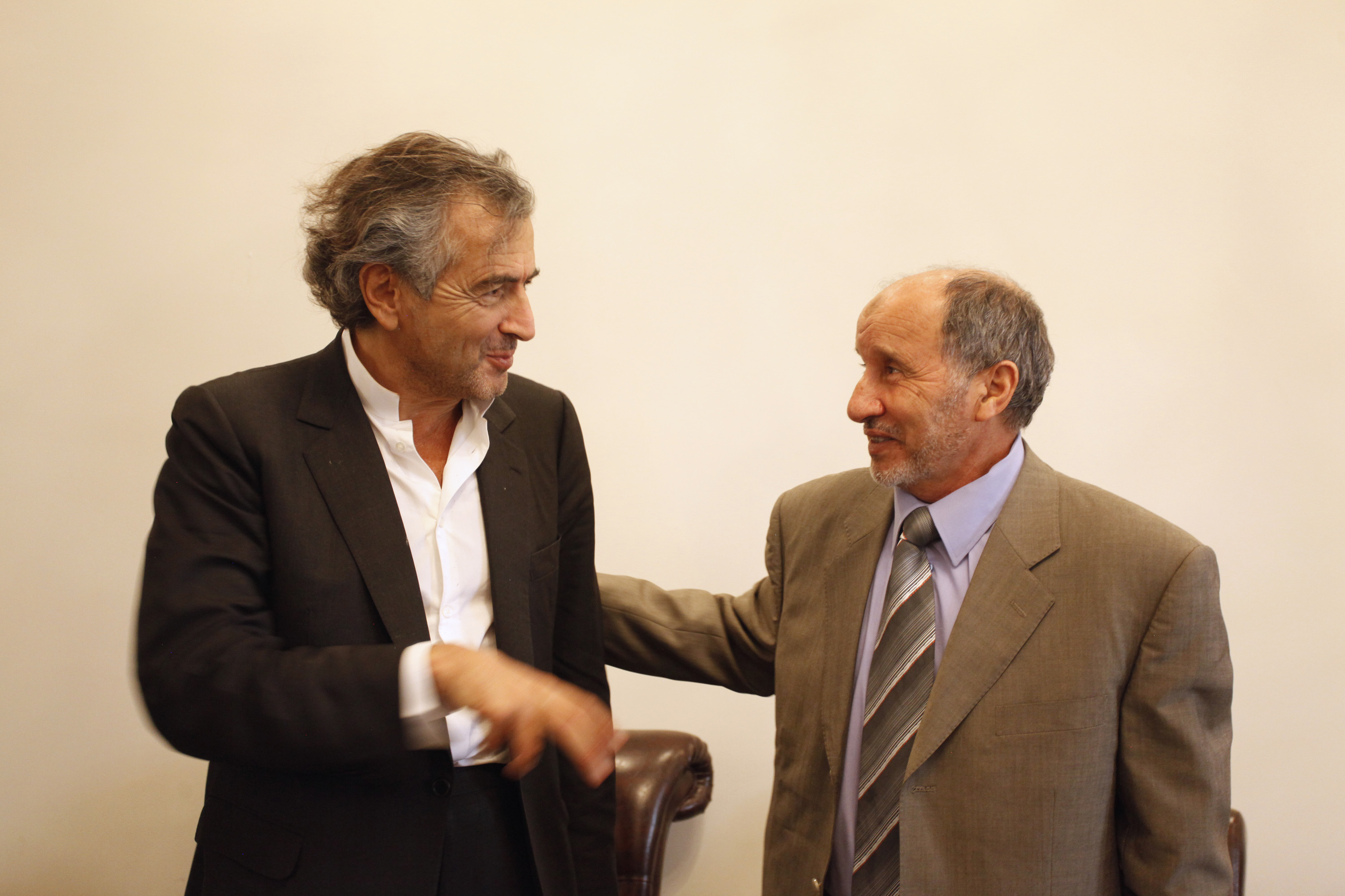 Benghazi (Libye), le 5 mars. Bernard-Henri Lévy et Mustapha Abdel Jalil, le président du Conseil national de transition.(c) Marc Roussel