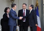 Nicolas Sarkozy a reçu hier deux émissaires du Conseil national de transition libyen, Mahmoud Jibril (au centre) et Ali Essaoui (à droite), chargés des affaires internationales.