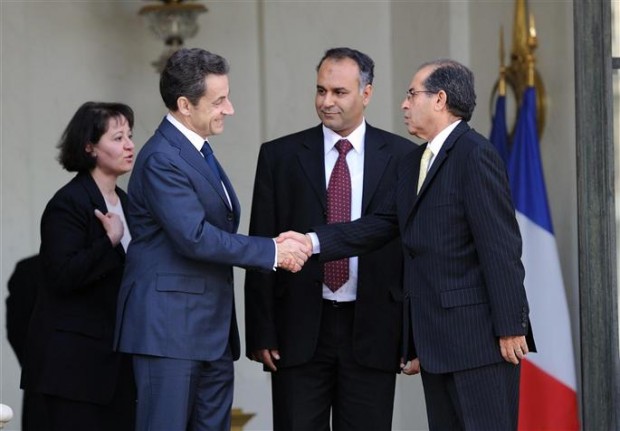 Nicolas Sarkozy a reçu hier deux émissaires du Conseil national de transition libyen, Mahmoud Jibril (au centre) et Ali Essaoui (à droite), chargés des affaires internationales. 