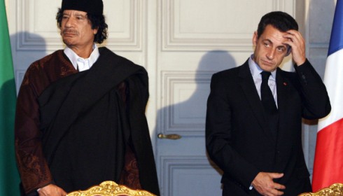 Mouammar Kadhafi et Nicolas Sarkozy 