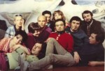 La Règle du Jeu - PANICO-ESPACE Hilcia d'Haubetère, Maude Valène, Lis Arrabal, Jérôme Savary, Antonio Saura, Roland Topor, Lise Grandvel, F. Arrabal, Guy Hocqzigem, Charles Coutureau et Copi... devant un tableau de OOO chez Arrabal. Photo Edouard Boubat