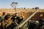 La Règle du Jeu - BHL en Libye Sur les lignes de défense de Benghazi, avec les rebelles volontaires recrutés par Mustapha Elsagezli, le chef des forces insurgées. (c) Marc Roussel
