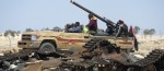 La Règle du Jeu - libye-rebelles Des rebelles libyens devant un char des forces pro-Khadafi bombardé par l'Otan.