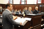 La Règle du Jeu - DSK-inculpé Dominique Strauss-Kahn et son avocat Benjamin Brafman (à d.) écoutent le procureur adjoint Artie McConnell (à g.) lors de l'audience préliminaire du patron du FMI à la Cour criminelle de Manhattan à New York le 16 mai 2011. AFP PHOTO/RICHARD DREW
