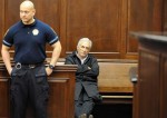 Dominique Strauss-Kahn au tribunal entouré de policiers.