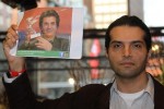 Un homme tient une photo du metteur en scène iranien Jafar Panahi lors du festival de cinéma de Berlin le 11 février 2011  afp.com/Valery Hache
