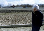 L'écrivain Jorge Semprun, de retour au camp de concentration de Buchenwald, en 1995. REUTERS