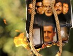 ©AFP / Patrick Baz Des portraits de l'ancien président syrien Hafez El Assad, de son fils Bashar El Assad et de leurs proches sont brûlés lors d'une manifestation