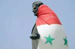 La Règle du Jeu - ALeqM5hNp57sqshLrS9z21cJt_5kQTuSGA Drapeau syrien sur la statue de Hafez al-Assad, à l'entrée d'Homs (Syrie), le 30 août 2011 © AFP/Archives, Joseph Eid