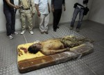 Le cadavre du leader libyen déchu Mouammar Kadhafi, le 21 octobre 2011 à Misrata (AFP, Philippe Desmazes)