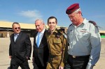 La Règle du Jeu - Mideast Egypt Palestinians Le ministre de la Défense, Ehoud Barak, le premier minsitre Benjamin Netanyahu et Gilad Shalit le 18 otobre dernier. Crédits photo : Amr Nabil/AP