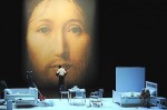 Sur le concept du visage du fils de Dieu, la pièce de Romeo Castellucci. Crédits photo : Anne-Christine Poujoulat /AFP