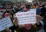 La Règle du Jeu - manifestation-syrie Capture d'écran d'une vidéo diffusée le 28 octobre 2011 sur YouTube de manifestants anti-régime à Alep avec des pancartes s'adressant à la Ligue arabe