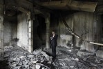 La Règle du Jeu - BHL en Libye Abords de Benghazi, au milieu des restes incendiés d'un ancien centre de torture. (c) Marc Roussel.
