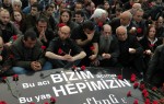 La Règle du Jeu - dscn8702 Des Arméniens se recueillent sur la place Taksim © Sarah Lefèvre