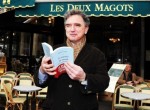 Michel Crépu devant les Deux Magots