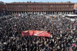 Rassemblement place du Capitole, à Toulouse, pour rendre hommage aux victimes de la tuerie le 23 mars 2012