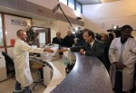 La Règle du Jeu - hollande-hôpital François Hollande en visite à l'hôpital de la Pitié Salpêtrière, dans le XIIIe arrondissement de Paris, en décembre 2011.
