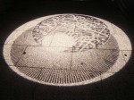 Technologia, l'œuvrede Mounir Fatmi, représentant des versets du Coransur le sol d'un pont, a été retirée.