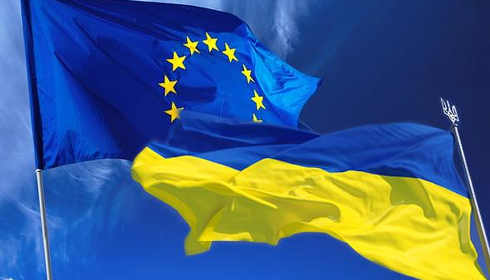 Les drapeaux Européen et Ukrainien