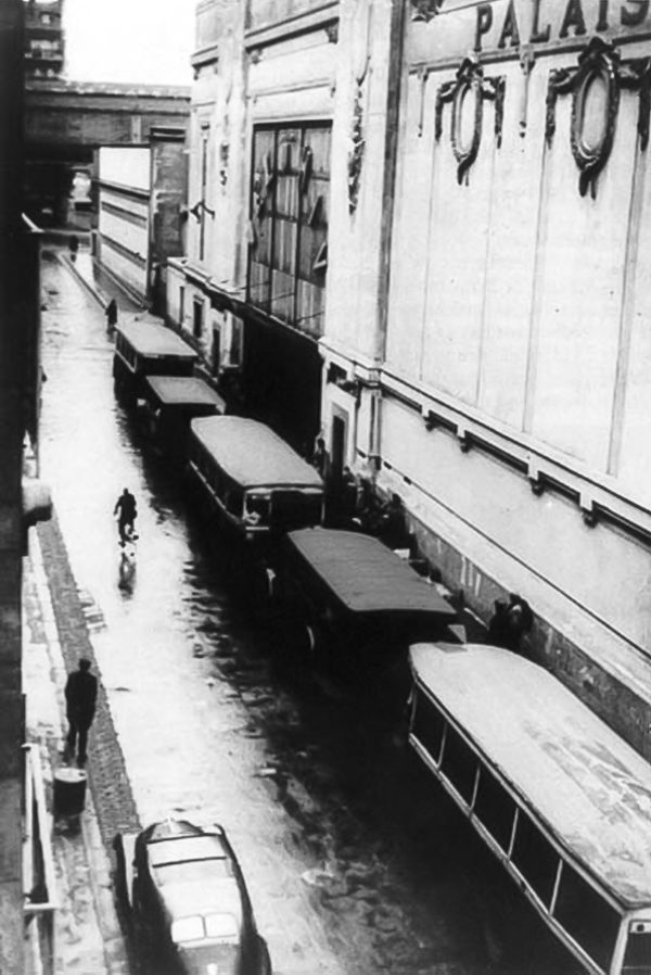 Des bus au vélodrome d’Hiver de Paris (familièrement appelé Vél’ d'Hiv)