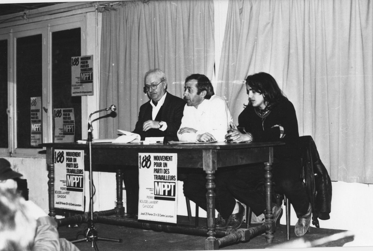 Pierre Boussel alias «Pierre Lambert» (à gauche) et Alexis Corbière (à droite) lors d'une réunion publique en 1988. Source : Wikipédia