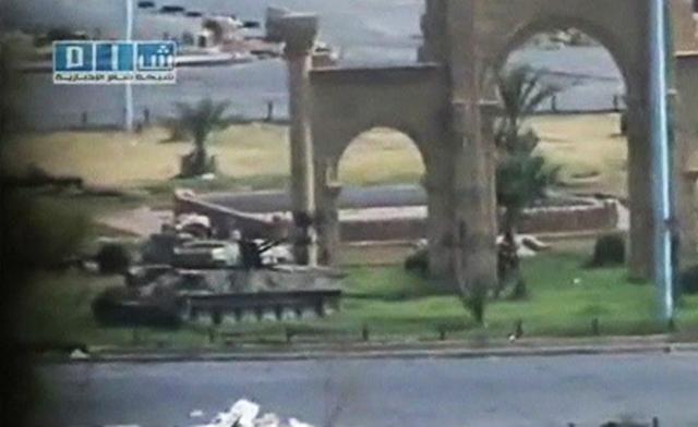 Capture d'écran d'une vidéo diffusée sur YouTube montrant un char de l'armée syrienne à Hama
