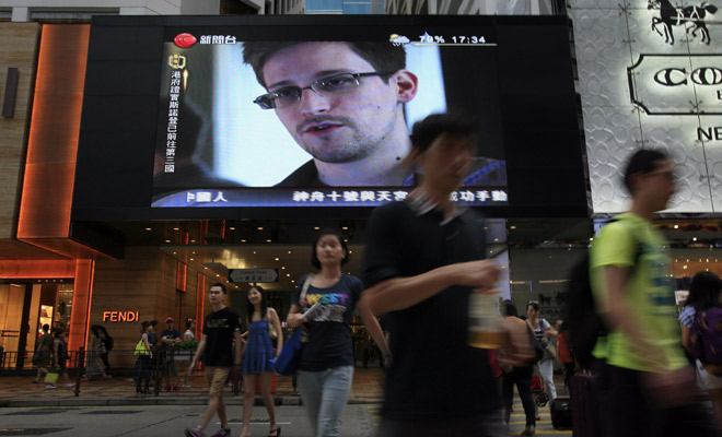 Un reportage sur Edward Snowden est diffusé dans un shopping center à Hong Kong.