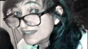 Elsa Cayat, la psychiatre de Charlie Hebdo, a été la seule femme parmi les douze victimes des terroristes. Elle tenait deux fois par mois dans l’hebdomadaire une chronique intitulée « Charlie Divan ».