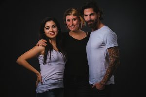 Macarena Cortezy, Luján Duarte Jurczyszyn (metteur en scène) et Ernesto Latino Saa. Sur le plateau de «Oración», une pièce de Fernando Arrabal.