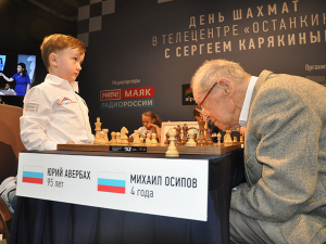 Yuri Averbakh (95 ans) et Misha Osipov (4 ans)