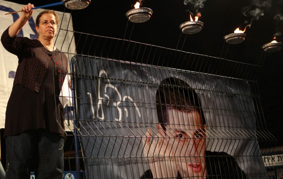 La mère de Gilad Shalit avec un portrait de son fils, le 21 mai 2011 (GALI TIBBON /AFP)
