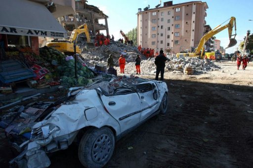 Destructions dans les rues d'Ercis, en Turquie, le 28 octobre 2011