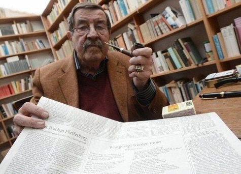 Günter Grass montre son poème polémique intitulé "Ce qui doit être dit".