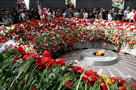La flamme éternelle, mémorial du génocide arménien à Erevan, sur une colline de Tzitzèrnakabèrd.