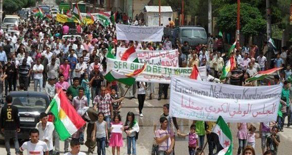 Manifestation contre le régime de Bachar al-Assad, près d'Alep, deuxième ville de la Syrie, le 18 mai 2012. Les drapeaux de l'opposition se mêlent à ceux des Kurdes.