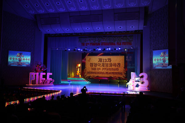 Le Festival international du film de Pyongyang 2012, en anglais : Pyongyang International Film Festival, autrement dit « PIFF ».