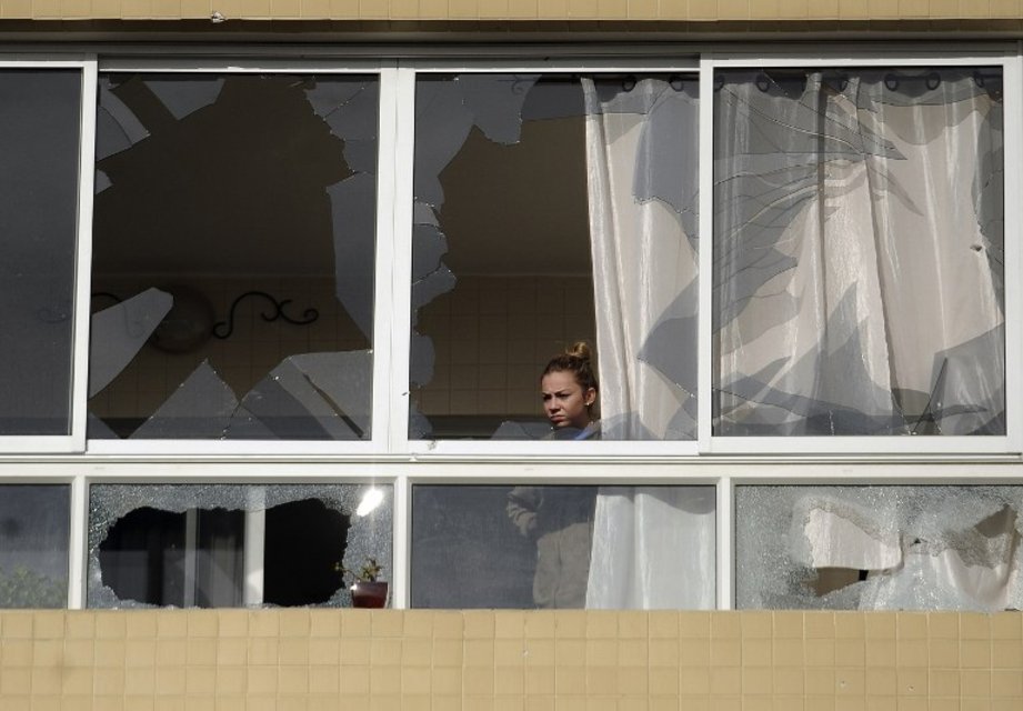 A Ashdod, une Israélienne constate les dégâts dans son appartement suite aux tirs de roquettes palestiniennes. (Vendredi 16 novembre 2012)