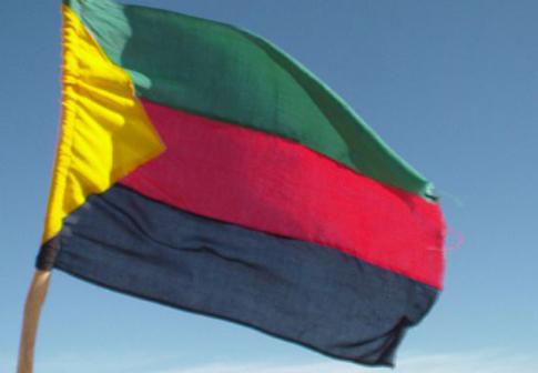 Le drapeau de l'Azawad, territoire du Nord-Mali proclamé indépendant par le MLNA en avril 2012.