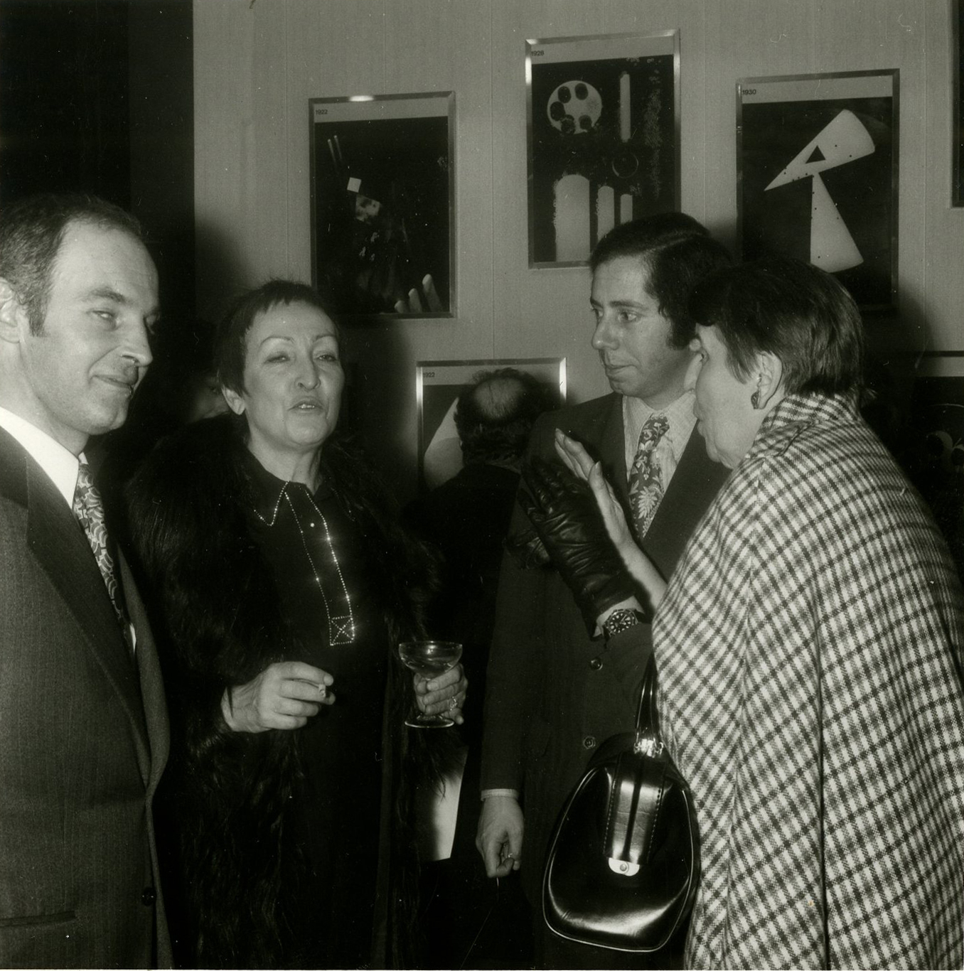 Philippe Klein, Meret Oppenheim, Marcel Fleiss et Olga Picabia à l'exposition Man Ray en 1972.