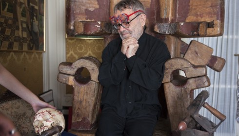 Fernando Arrabal à son domicile, devant le Poème plastique "Eros et Thanatos". Photo : Yann Revol