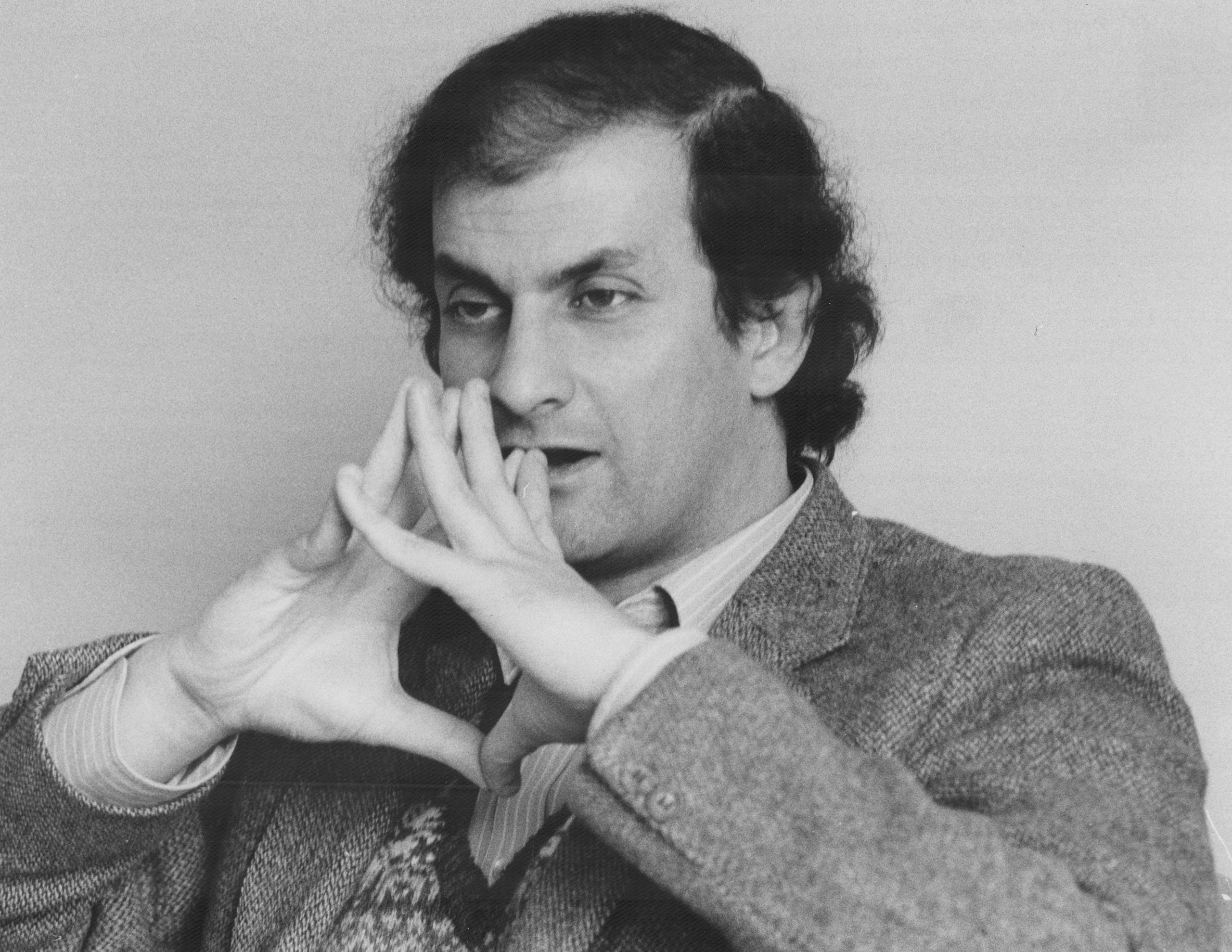 Portrait un noir et blanc de l'écrivain Salman Rushdie.