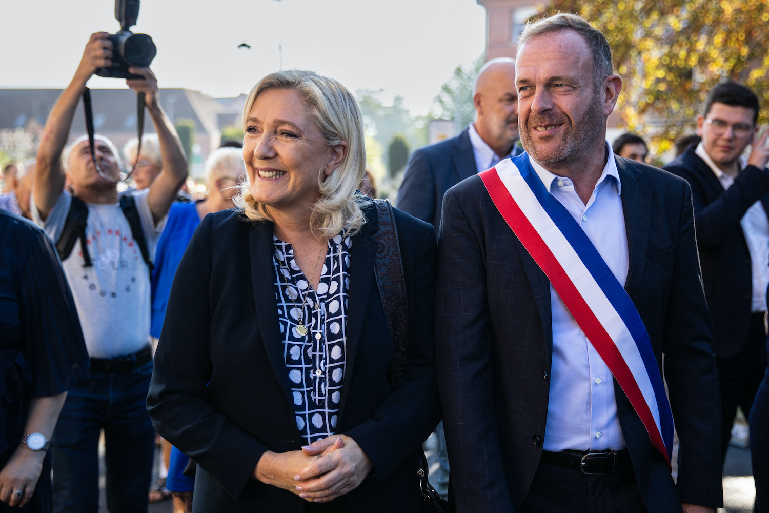 Marine Le Pen et Steeve Briois se promènent côte à côte à Henin Beaumont.